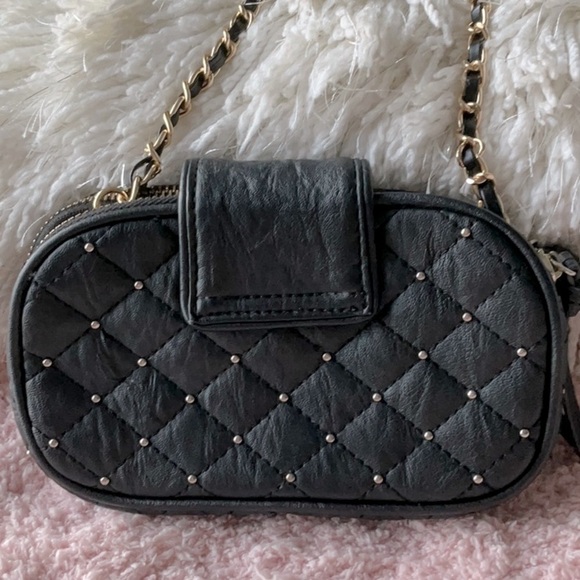 BEBE  BLACK ARM BAG WITH GOLD & LEATHER REMOVABLE STRAP & RED HEART PURSE DECORE - Picture 6 of 8